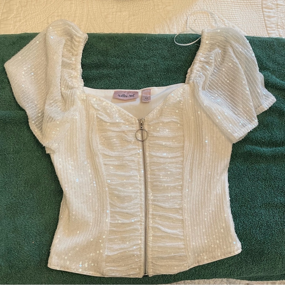 Cute vaquera shirt it has sequins all over and has a zipper that works!